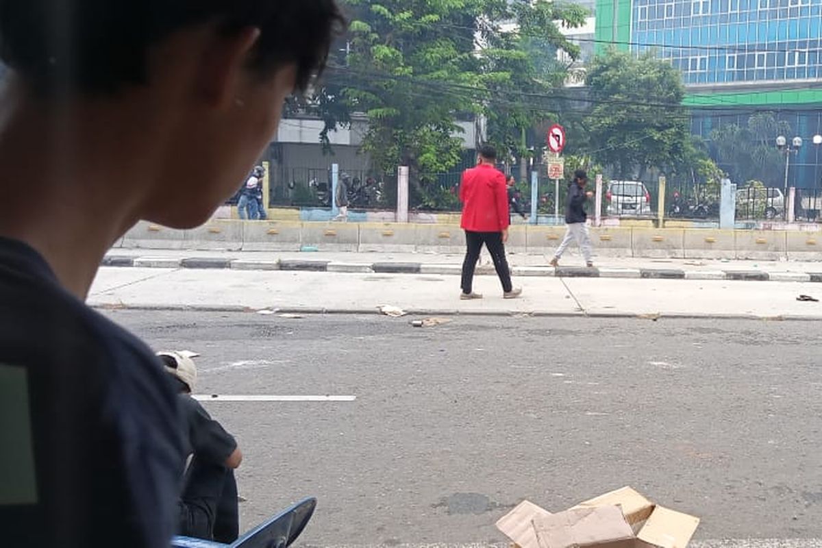 Bentrokan kembali terjadi Jalan Harmoni, Jakarta Pusat pada Kamis (8/10/2020) sore ini.