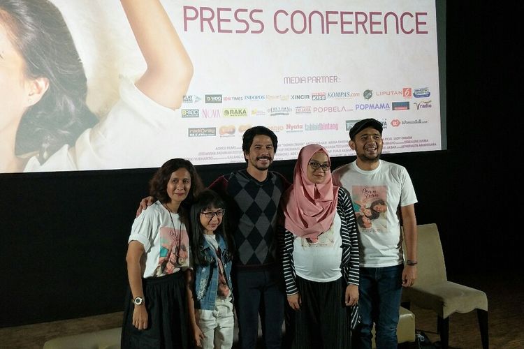 (dari kiri) Penulis skenario Lily Nailufar, Arina Dhisya, Ariyo Wahab, produser Salwa Fauzia, dan sutradara Fuad Akbar dalam jumpa pers film Down Swan di kawasan  Setiabudi, Jakarta Selatan, Senin (20/5/2019). 