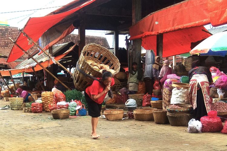 Mahal dan langkanya masker membuat sebagian  kuli gendong di Pasar Sayur Magetan beraktifitas tanpa mengenakan masker. Minimnya penghasilan membuat  mereka memilih bekerja tanpa masker.