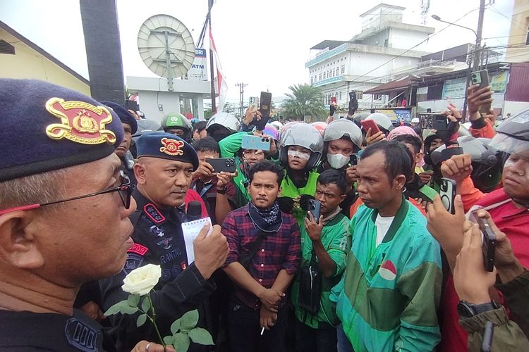 Komandan Satuan (Dansat) Brimob Polda Sumut, Kombes Rantau Isnur Eka saat menemui driver ojol diMarkas Komando Brimob Polda Sumut di Jalan Bhayangkara Medan, Jumat (29/8/2025). 