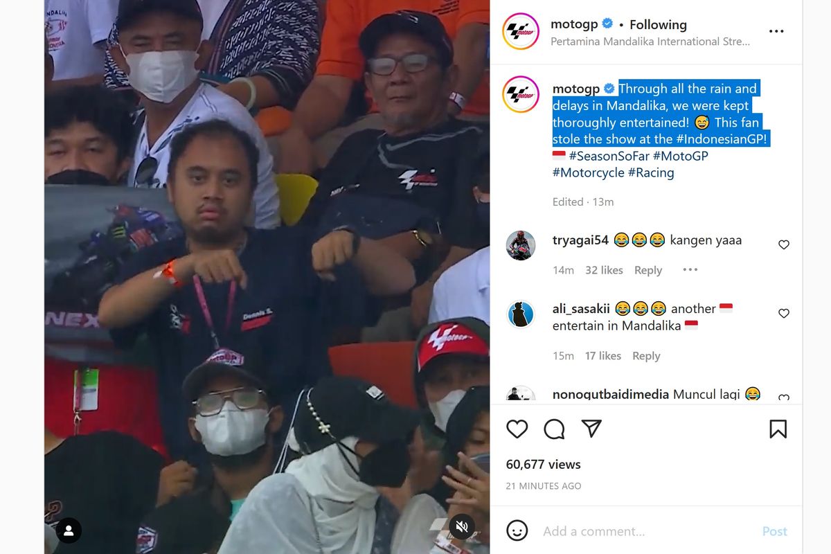 Tingkah penggemar MotoGP asal Indonesia yang menghibur saat balapan ditunda karena hujan deras.