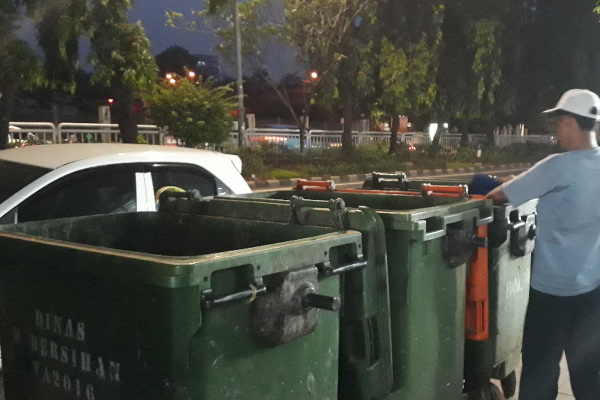 Pedangan durian membuang sampah ke tong sampah buatan Jerman di Jalan Raya Kalibata, Jakarta Selatan. Foto diambil Senin (4/6/2018).