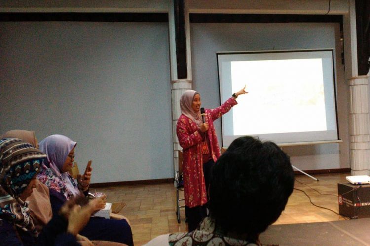 Rona Mentari, juru dongeng keliling, saat mengisi Kelas Mendongeng Jakarta di Bentara Budaya Jakarta, Kamis (1/11/2018).