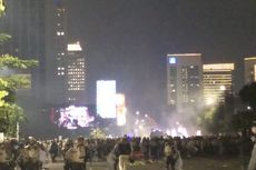 Pukul 20.15, Massa Dipukul Mundur hingga Plaza Senayan