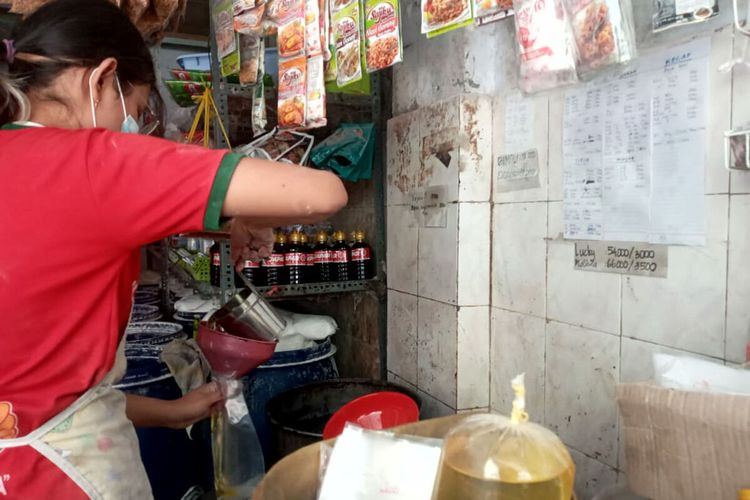Pedagang minyak goreng di Pasar Legi dan Pasar Templek, Kota Blitar, Rabu (26/1/2022)