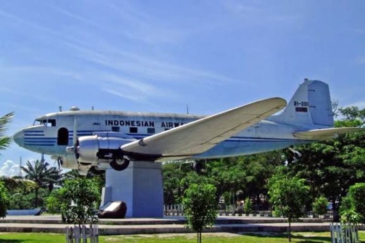 Monumen Pesawat RI?001 Seulawah di Lapangan Blang Padang, Banda Aceh