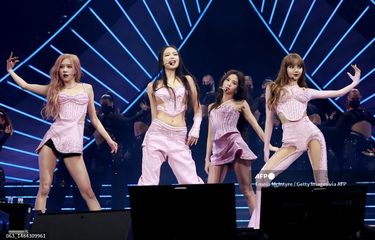 Girl group BLACKPINK (dari kiri) Ros&eacute;, Jennie, Jisoo, dan Lisa tampil Coachella Stage pada 2023 Coachella Valley Music and Arts Festival, Indio, California, pada 22 April 2023. 