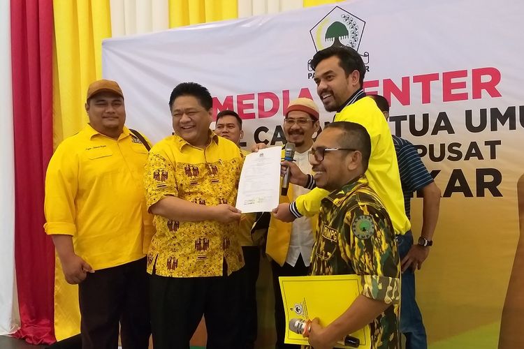 Ketua Komite Pemilihan Ketua Umum Partai Golkar, Maman Abdurahman menerima formulir pendaftaran kandidat Ketua Umum Partai Golkar Ridwan Hisjam di kantor DPP Partai Golkar, Jumat (29/11/2019) malam.