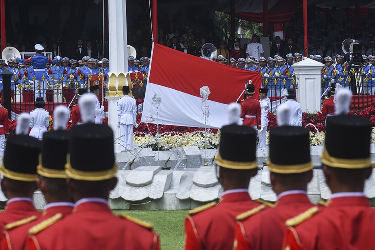 Pasukan Pengibar Bendera Pusaka (Paskibraka) mengibarkan bendera Merah Putih dalam rangkaian Upacara Peringatan Hari Ulang Tahun Ke-73 Kemerdekaan Republik Indonesia di Istana Merdeka, Jakarta, Jumat (17/8/2018). Peringatan HUT RI tahun ini mengangkat tema Kerja Kita Prestasi Bangsa, ditandai dengan upacara penaikan dan penurunan bendera merah putih serta penampilan sejumlah pertunjukan seni dan budaya dari penjuru Indonesia.