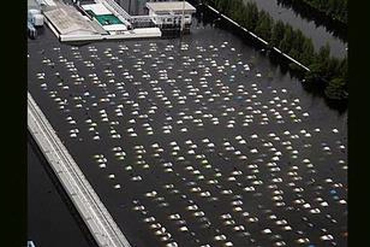 Mobil yang akan dikirim (di arena logistik) ditelan banjir di Thailand