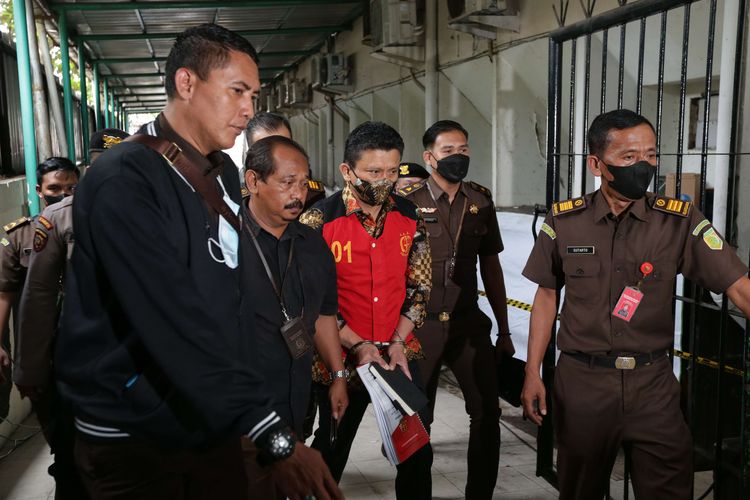 Terdakwa pembunuhan berencana terhadap Nofriansyah Yosua Hutabarat atau Brigadir J, Ferdy Sambo tiba di Pengadilan Negeri Jakarta Selatan, Senin (17/10/2022). Ferdy Sambo akan menjalani sidang perdana.