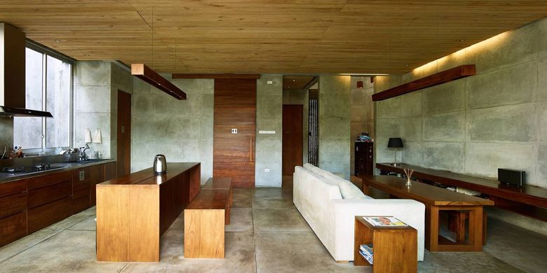 Ruang makan dan ruang keluarga dalam rumah Bare Minimalist karya: RAW Architecture 