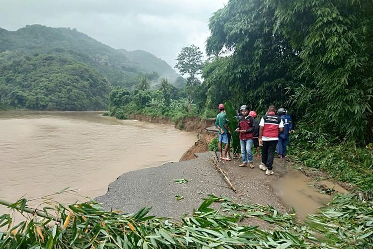 Jalan Negara yang menghubungkan Ruteng dengan Reo terputus total di Kampung Deru, Desa Bajak, Kecamatan Reo, Kabupaten Manggarai, Flores, NTT, Kamis (24/1/2019). 