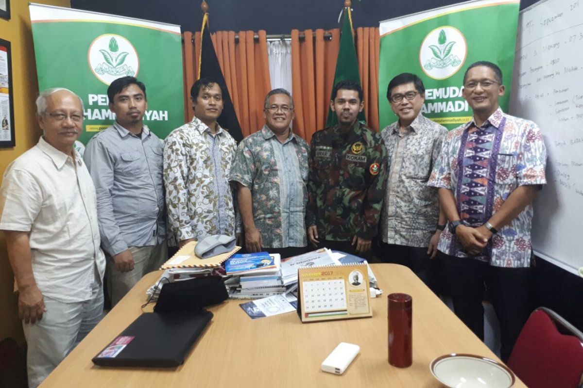 Dari kanan ke kiri: Tomi Alumni Kanisius, Hans Alumni Kanisius, Buya Abror Aziz Ketua Dakwah dan Pengkajian Keagamaan PP Pemuda Muhammadiyah, Romo Heru Kepala Sekolah SMA Kanisius, Farid Ari Fandi Sekretaris Kesehatan dan Kesra PP, Andik Firmansyah PP, dan Romo Baskoro (baju putih) di Gedung Dakwah Muhammadiyah, Rabu (15/11/2017).