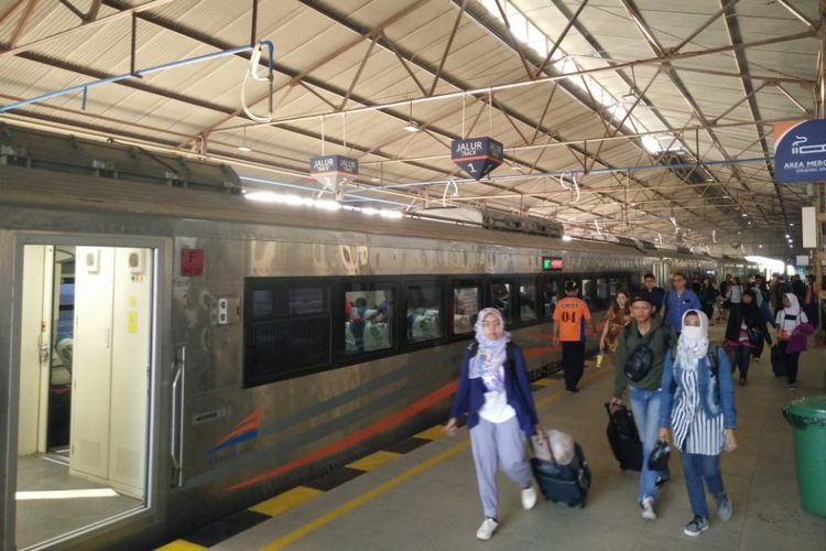 Pemudik turun di Stasiun Madiun menjelang lima hari sebelum lebaran. Mendekat Lebaran, jumlah pemudik yang memadati Daop 7 Madiun makin meningkat.