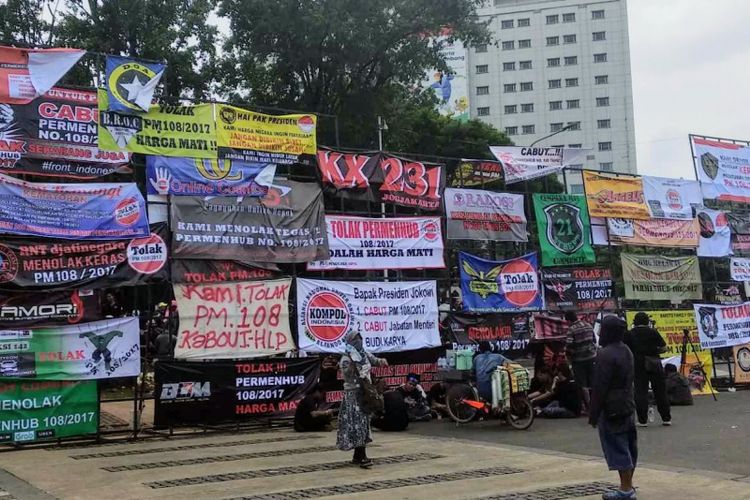 Demo taksi online di Taman Pandang, Jakarta Pusat, Rabu (14/2/2018).