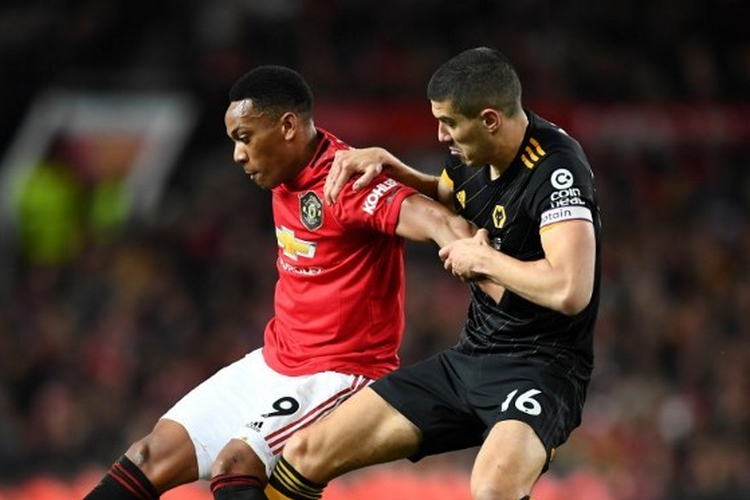 Anthony Martial berebut bola dengan Conor Coady saat pertandingan Liga Inggris pekan ke-25 antara Manchester United vs Wolverhampton Wanderes, di Stadion Old Trafford, Sabtu (1/2/2020).