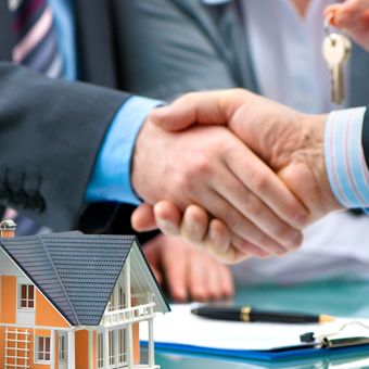 Ilustrasi membeli rumah, pengajuan kredit pemilikan rumah (KPR). 