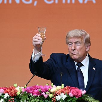 Presiden Amerika Serikat Donald Trump melakukan gestur bersulang saat menghadiri jamuan makan malam bersama Presiden China Xi Jinping di Aula Besar Rakyat, Beijing, Kamis (14/5/2026).