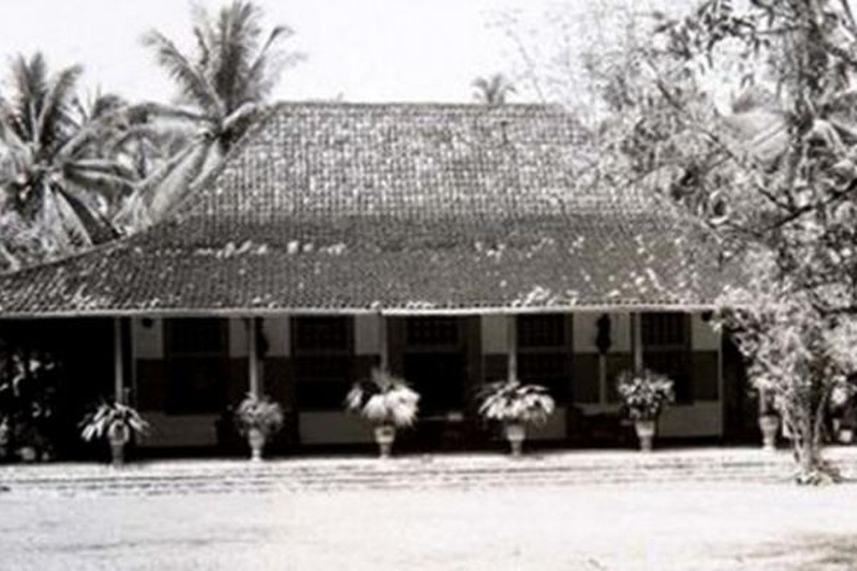 Landhuis Djipang di Palmerah pada awal abad ke-20. Arsitektur vila perdesaan di pinggiran batavia ini memadukan unsur lokal dan Eropa. 