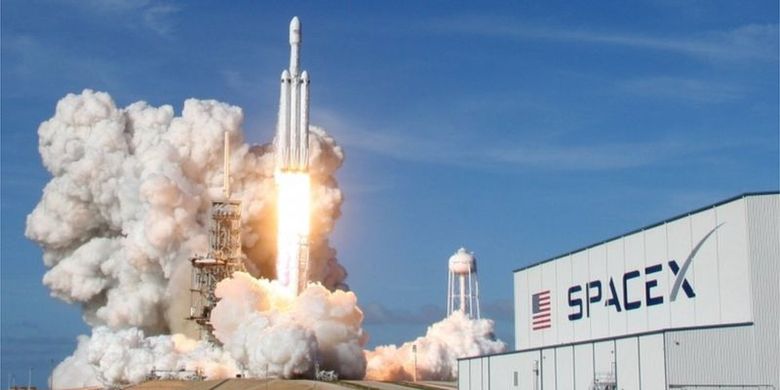 Falcon Heavy diluncurkan di Florida, AS, Selasa (06/02) waktu setempat.