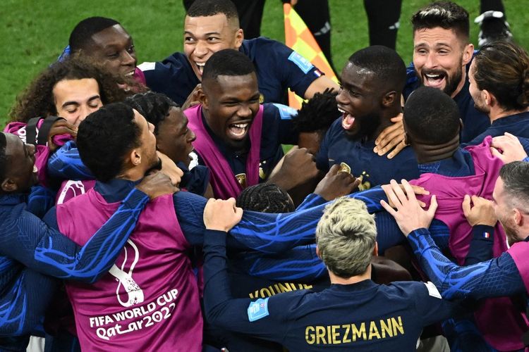 Timnas Perancis merayakan keberhasilan lolos ke semifinal Piala Dunia 2022 setelah mengalahkan Inggris dengan skor 2-1 pada Minggu (11/12/2022) dini hari WIB. (Foto oleh Jewel SAMAD / AFP)
