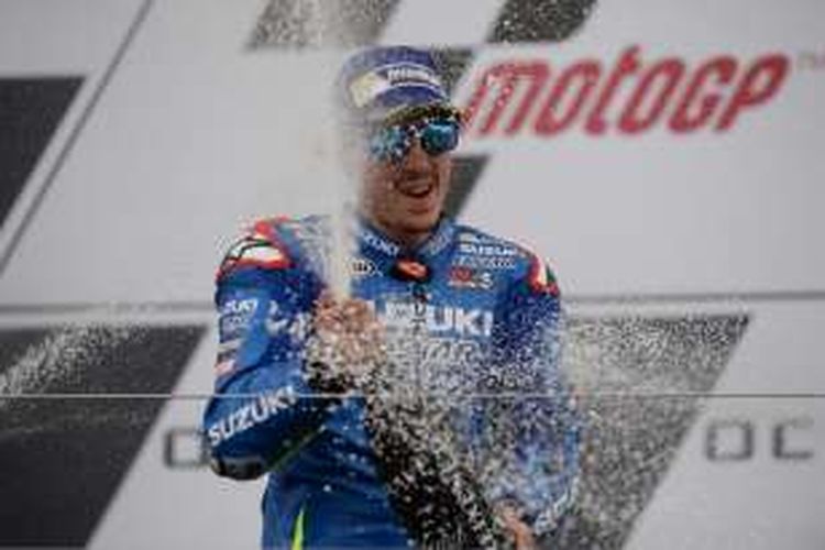 Pebalap Suzuki Ecstar asal Spanyol, Maverick Vinales, menyemprotkan sampanye untuk merayakan kemenangannya pada balapan GP Inggris di Sirkuit Silverstone, Minggu (4/9/2016).