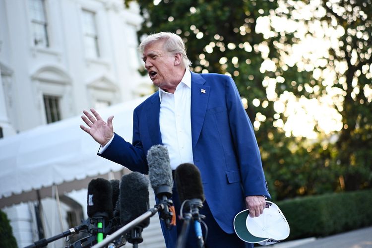 Presiden Amerika Serikat Donald Trump saat berbicara di hadapan media ketika hendak menaiki helikopter kepresidenan Marine One dari South Lawn, Gedung Putih, Washington DC, untuk bersiap menghadiri KTT NATO di Den Haag, Belanda, 24 Juni 2025.