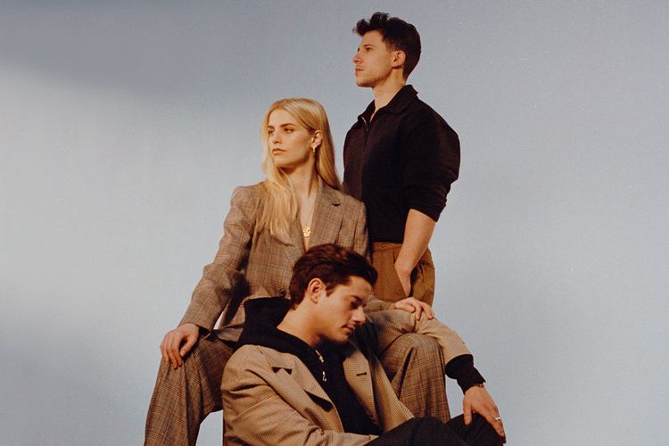 London Grammar dalam website mereka londongrammar.com