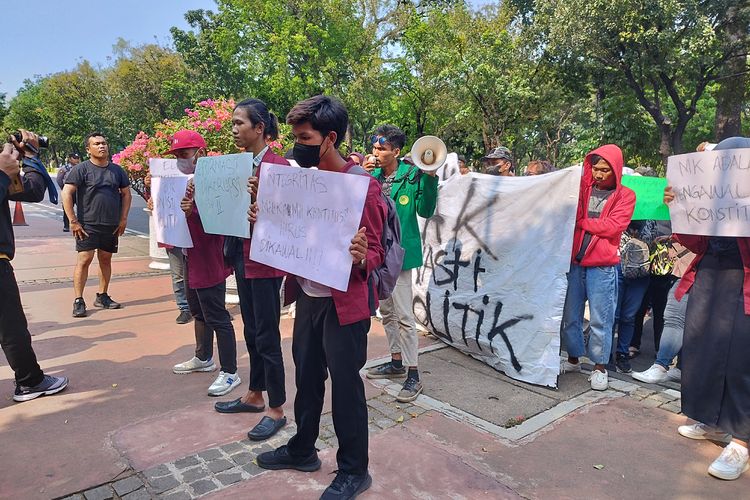 Sejumlah mahasiswa melakukan unjuk rasa di depan Gedung Mahkamah Konstitusi, Jalan Medan Merdeka Barat, Gambir, Jakarta Pusat, Minggu (15/10/2023). (KOMPAS.com/XENA OLIVIA)