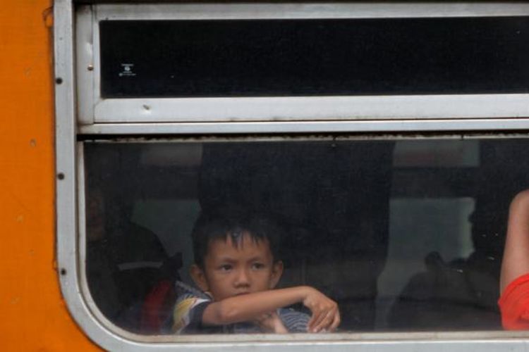 Penumpang kereta api ekonomi menunggu keberangkatan kereta di Stasiun Cisauk, Tangerang, Banten, Senin (10/3/2014). Mulai 1 April mendatang, harga tiket kereta api ekonomi akan turun hingga 50 persen terkait cairnya anggaran Public Service Obligation (PSO) atau subsidi perkeretaapian 2014. KOMPAS/LUCKY PRANSISKA 