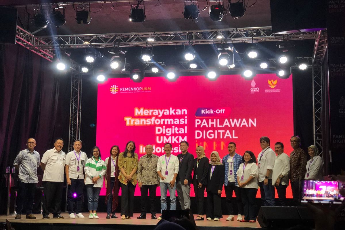 Menteri Koperasi dan Usaha Kecil Menengah (MenKopUKM), Teten Masduki dan Staf Khusus Presiden sekaligus inisiator Pahlawan Digital, Putri Tanjung dalam konferensi pers usai menghadiri acara Kick Off Pahlawan Digital UMKM, di M Bloc Space, Jakarta Selatan, pada Senin (3/10/2022).