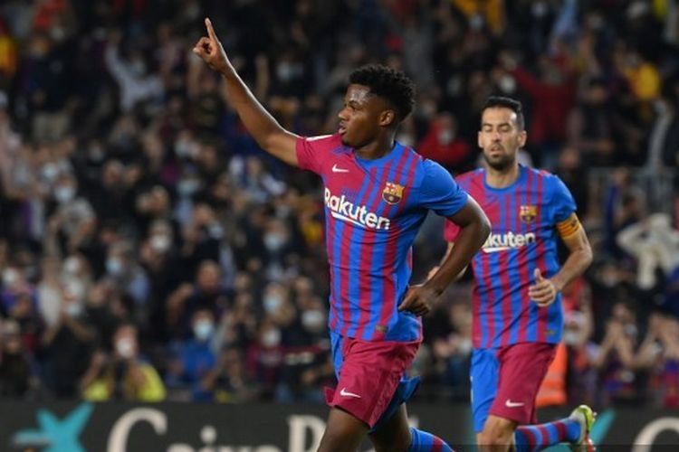 Penyerang sayap Barcelona, Ansu Fati, berselebrasi usai mencetak gol ke gawang Valencia pada pekan kesembilan LaLiga 2021-2022. Ansu Fati pun akan jadi andalan di lini depan saat El Clasico melawan Real Madrid dalam semifinal Piala Super Spanyol, Rabu (12/1/2022).