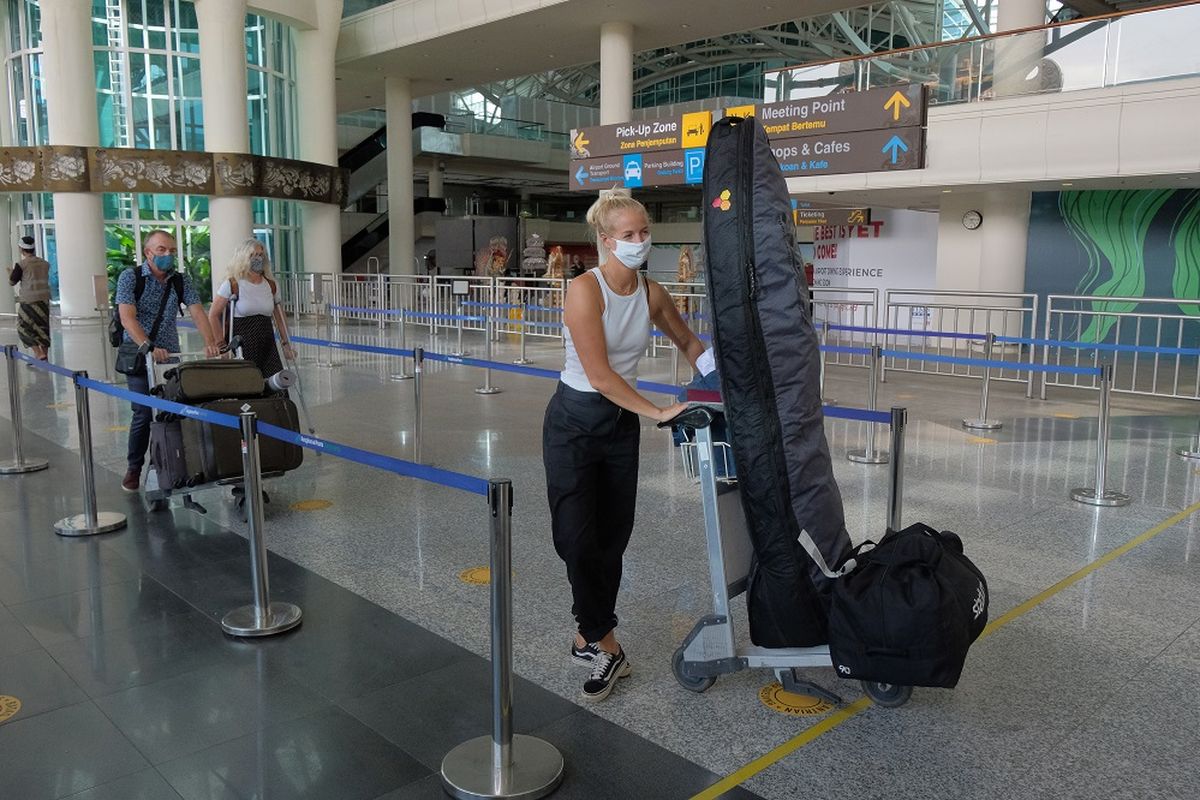 Wisatawan mancanegara tiba di Bandara Internasional I Gusti Ngurah Rai, Badung, Bali, Senin (7/3/2022). Pemerintah Provinsi Bali mulai menerapkan kebijakan tanpa karantina bagi pelaku perjalanan luar negeri (PPLN) ke Pulau Dewata dan menerapkan layanan Visa on Arrival (VOA) bagi PPLN khusus yang datang dari 23 negara yang berlaku pada Senin (7/3). ANTARA FOTO/Nyoman Hendra Wibowo/rwa.
