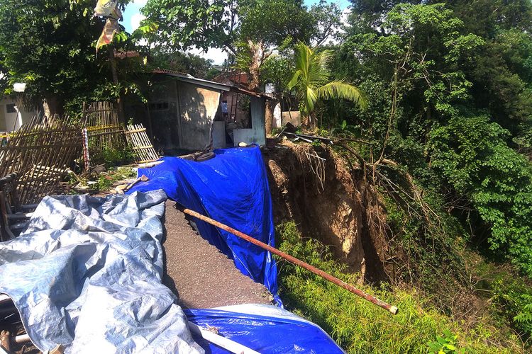 Aliran sungai Gandong sebabkan rumah warga longsor dan jatuh ke dalam sungai sungai sedalam 20 meter, DAS Solo belokkan aliran sungai Gandong di Magetan.