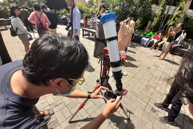 Pengamatan gerhana matahari cincin di Singkawang, Kalimantan Barat.