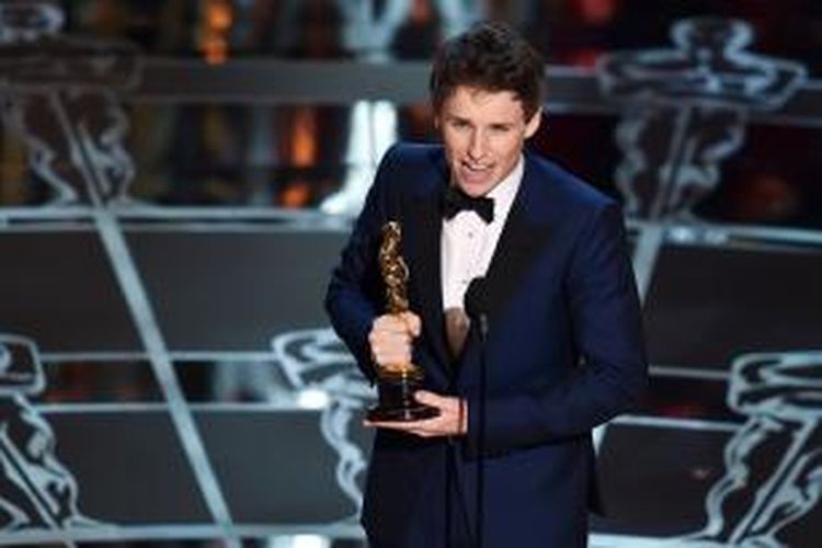 Aktor Eddie Redmayne menerima penghargaan Actor in a Leading Role dalam Academy Award berkat aktingnya di film The Theory of Everything, di Dolby Theatre, Hollywood, California, Minggu (22/2/2015) waktu setempat. 

