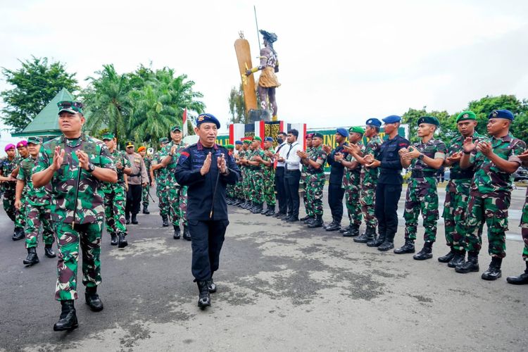Panglima TNI Laksamana Yudo Margono dan Kapolri Jenderal Listyo Sigit Prabowo dalam pengarahannya kepada prajurit TNI-Polri di wilayah Papua, Senin (9/1/2023).
