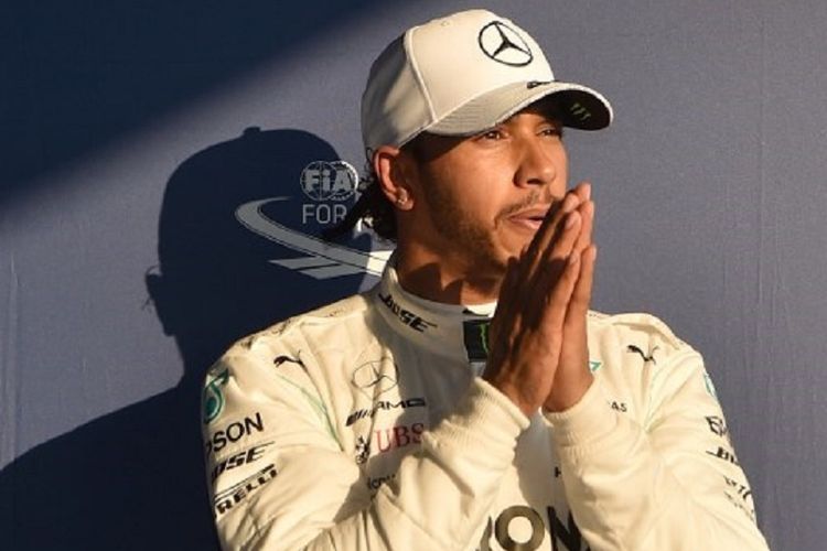 Pebalap Mercedes asal Inggris, Lewis Hamilton, meraih start terdepan seusai menjadi yang tercepat pada sesi kualifikasi pada GP Australia di Sirkuit Albert Park, 16 Maret 2019. 