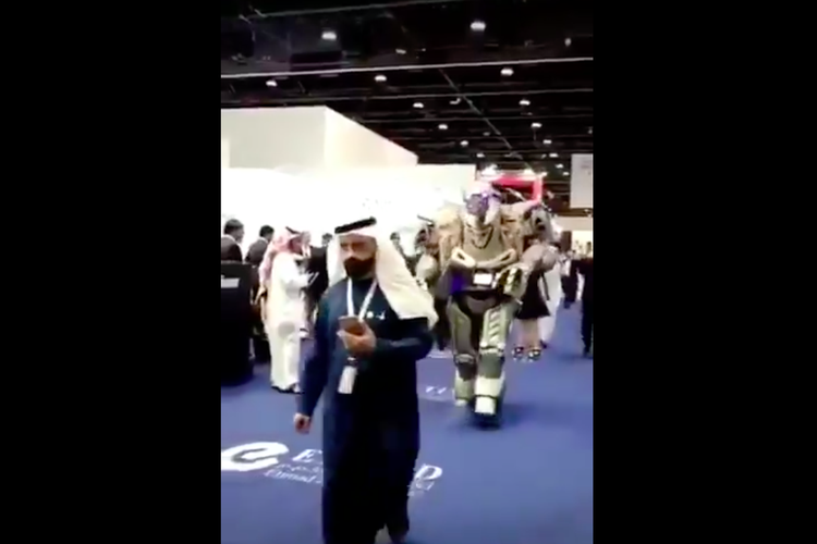 Tangkapan layar video yang menyebut raja bahrain dikawal robot