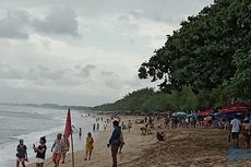 Hari Ini, Ombak Pantai Kuta Bali Naik hingga Daratan dan Genangi Trotoar