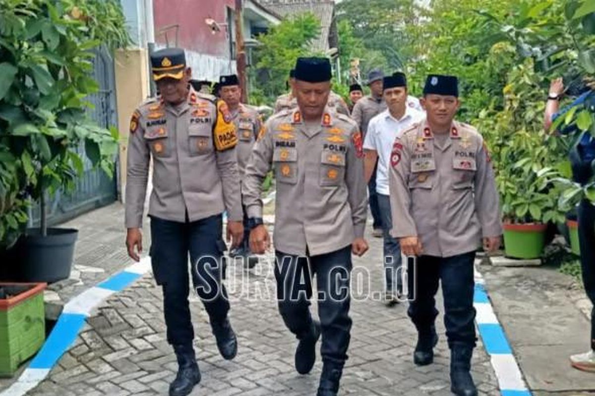 Kapolres Mojokerto AKBP Ihram Kustarto melakukan takziah ke keluarga almarhum TAS (25) jadi korban mutilasi di Desa Made, Lamongan, Jawa Timur.