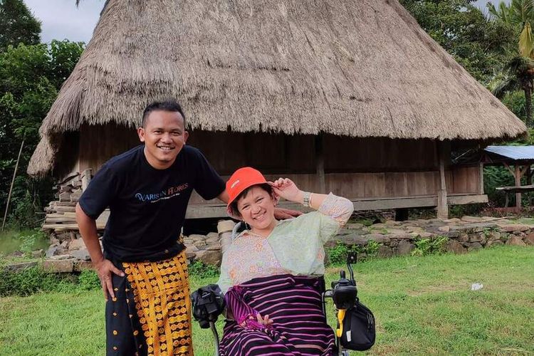 Arsitek dan urban Planner, Christie Damayanti, wisatawan berkebutuhan khusus berwisata di Pulau Flores dengan kursi roda, Minggu, (5/3/2023). (KOMPAS.com/DOK MUHAMMAD BUHARTO/WARISAN FLORES)