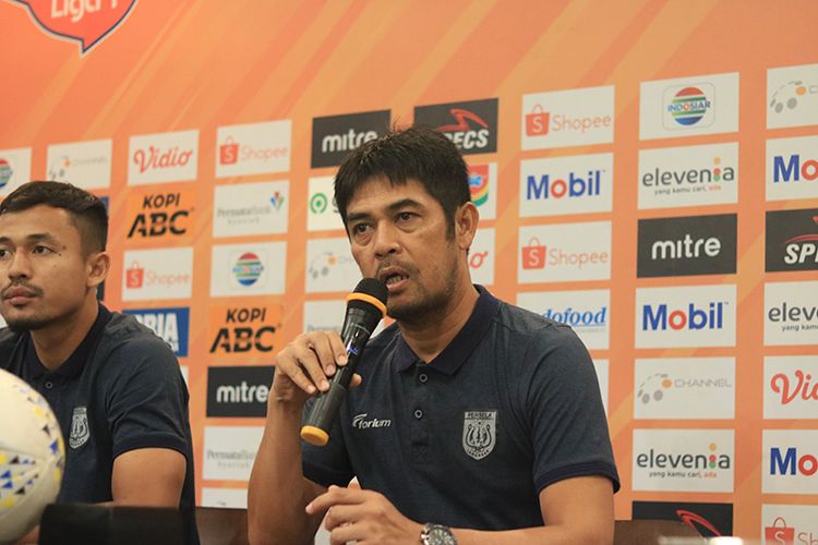 Pelatih Persela Lamongan, Nil Maizar, dalam konferensi pers jelang laga melawan Persib, di Graha Persib, Kota Bandung, Senin (2/12/2019). 