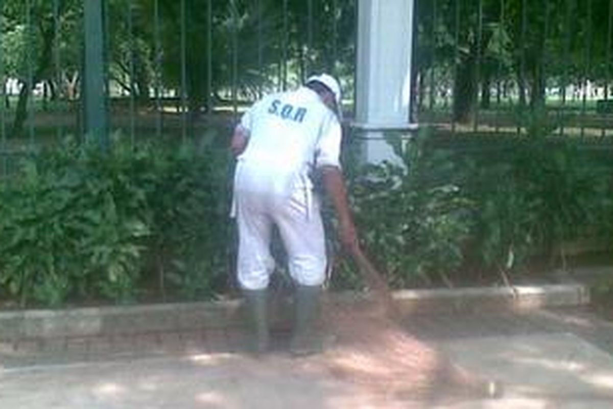 Salah seorang petugas kebersihan Sarana Organtama Resik (SOR) sedang membersihkan Jalan Medan Merdeka Utara, Rabu (25/5/2011)
