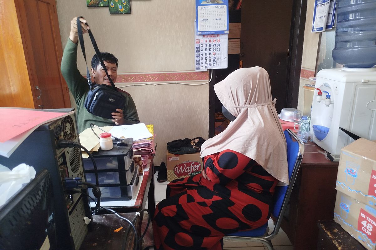 Penyidik Polsek Socah sedang menunjukkan barang bukti tas pada pelaku pencurian berinisial NH (47) warga Kelurahan Bancaran, Kecamatan Bangkalan. Pelaku diperiksa di Polsek Socah, Kecamatan Socah, Bangkalan, Kamis (1/5/2025). 