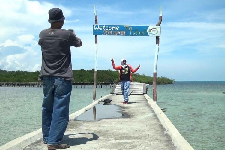 Plang nama Pulau Kelapan di Kabupaten Bangka Selatan, Kepulauan Bangka Belitung, menyambut para pengunjung. 