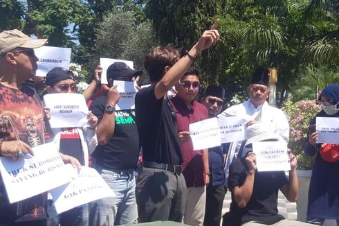Unjuk Rasa, Warga Surabaya Tuntut Anggota TGUPP DKI Minta Maaf ke Risma