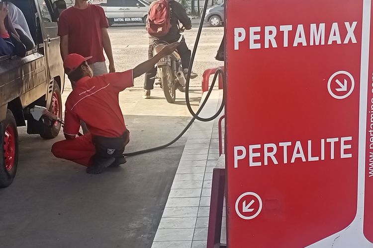 Penerapan pembelian BBM jenis pertalite dan solar bersubsidi melalui Mypertamina masih menuai pro kontra, tak sedikit yang mengeluhkan adanya aplikasi tersebut, di Kabupaten Bandung, supir angkut mengeluhkan hal tersebut.