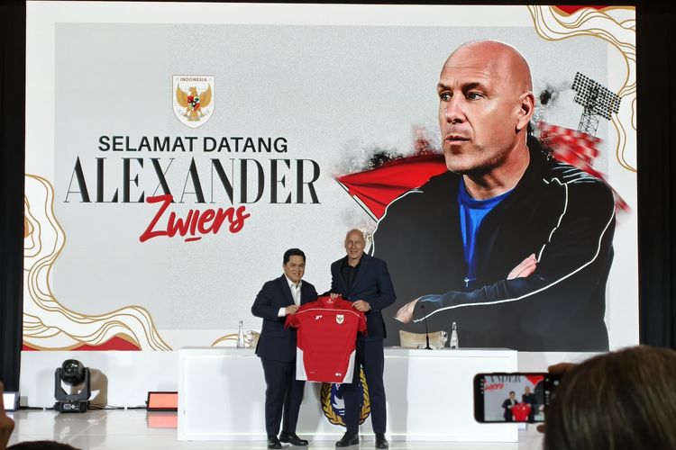 Ketua Umum PSSI, Erick Thohir (kiri), bersama Direktur Teknik PSSI, Alexander Zwiers (kanan) berpose usai sesi konferensi pers di Hotel Mulia, Jakarta, Senin (25/8/2025). 